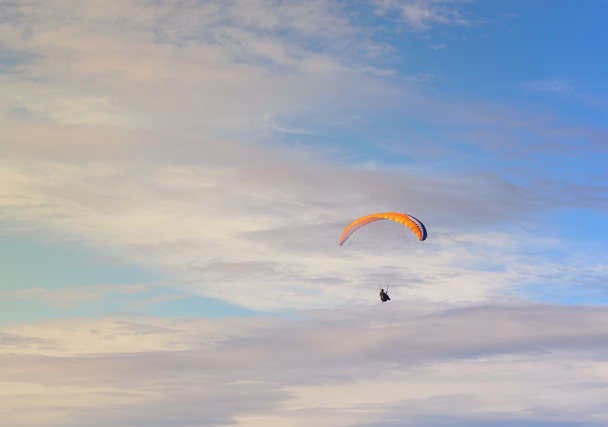 siklóernyő repül a kék ég - Fotó, kép