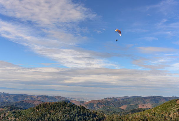 Il parapendio vola di fronte al paesaggio montano
 - Foto, immagini