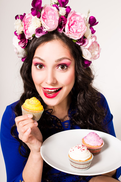 young woman enjoying Cake - Foto, imagen