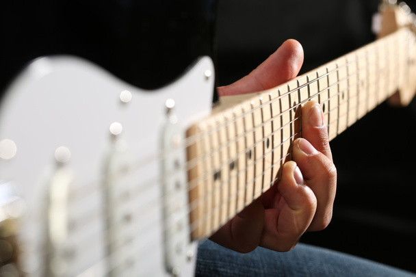 Αρσενικό τα χέρια παίζοντας ηλεκτρική κιθάρα για σφενδάμι ταστιέρα - Φωτογραφία, εικόνα