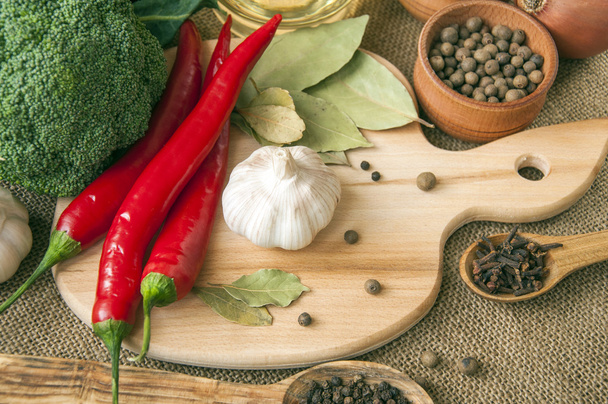 Chile pepper, garlic, onions, broccoli, coriander, cloves, olive - Fotoğraf, Görsel