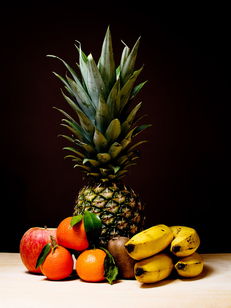 variété de fruits : ananas, pommes, kiwis, mandarines et bananes
 - Photo, image