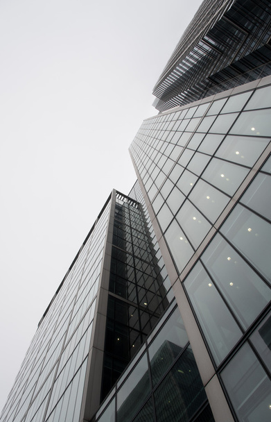  ガラス張りのモダンな高層ビル事務所ビル - 写真・画像