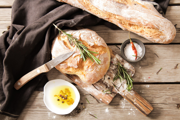 Friss kenyérrel, sóval és a finom olívaolaj - Fotó, kép