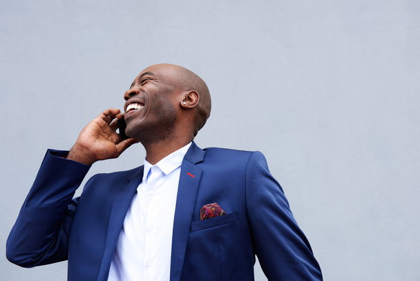 sorridente Empresário falando no celular
  - Foto, Imagem