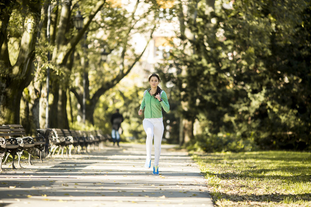 Γυναίκα τρέχει στο πάρκο - Φωτογραφία, εικόνα