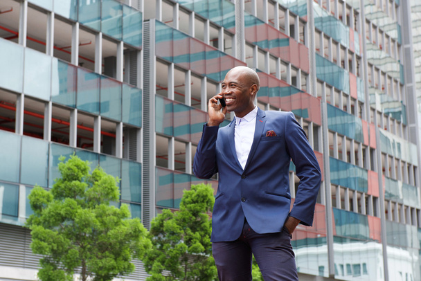 Африканский бизнесмен разговаривает по мобильному телефону
 - Фото, изображение