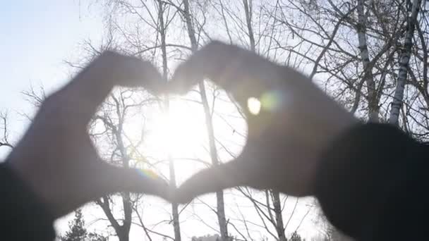 Руки в форме сердца с солнечным светом
 - Кадры, видео