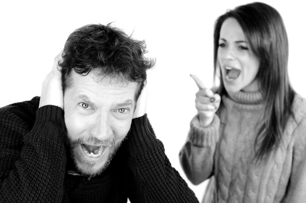 Мужчина кричит, что жена кричит на него черно-белыми
 - Фото, изображение