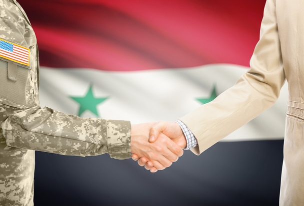 Voják USA v jednotné a civilní muži v vyhovovat třesoucíma se rukama s národní vlajkou na pozadí - Sýrie - Fotografie, Obrázek