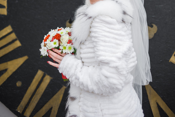 Beautiful bride with bouquet before wedding ceremony - Fotó, kép