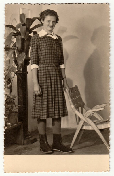 Vintage φωτογραφία μιας νεαρής γυναίκας - Φωτογραφία, εικόνα