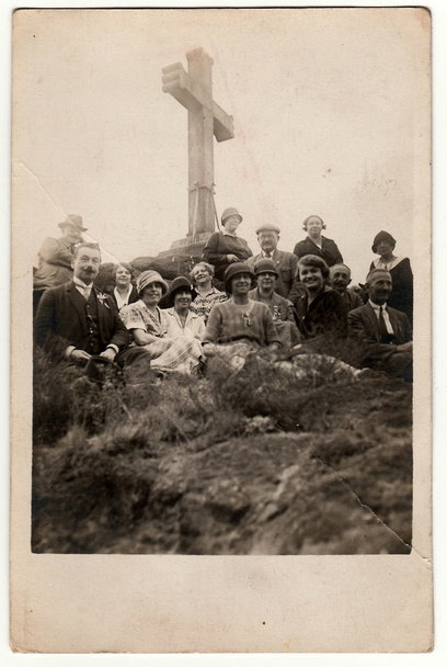 Ein historisches Foto zeigt Menschen auf Reisen. Menschen sitzen am christlichen Kreuz. - Foto, Bild