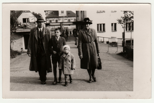 Foto vintage mostra visitas familiares ZOO
. - Foto, Imagem