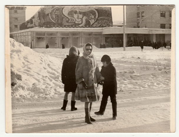 Vintage foto muestra chica posa en la calle en invierno
. - Foto, imagen