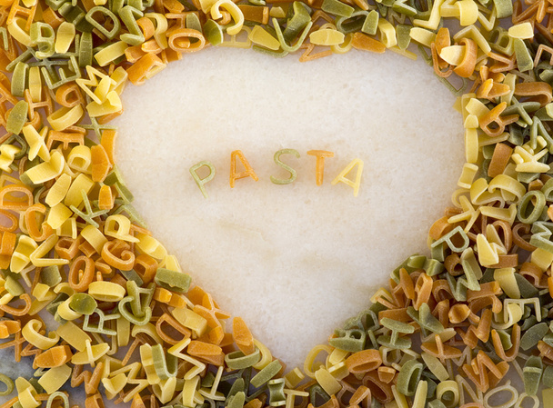 hart vorm pasta bord - Foto, afbeelding