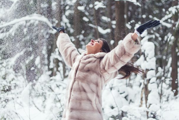Kobieta bawiąca się śniegiem - Zdjęcie, obraz