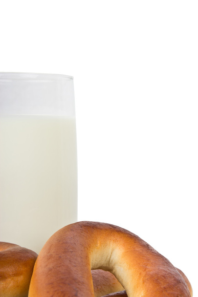 Glass of milk and ring shaped cracknels - Фото, зображення