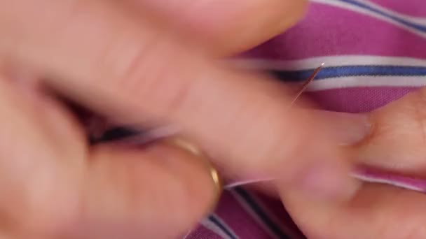 Cucitrice Cucire un bottone su una camicia Primo piano
 - Filmati, video