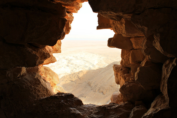 Antigua ventana de piedra de la fortaleza de Masada en Israel
 - Foto, imagen