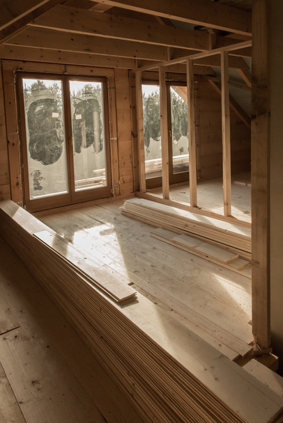 η οικοδόμηση ενός σπιτιού με ξύλινα δοκάρια - Φωτογραφία, εικόνα