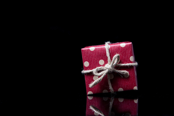 Isolado polka dot caixa vermelha com arco
 - Foto, Imagem