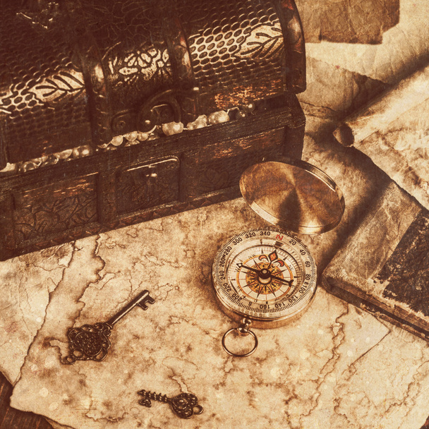 Cofre del tesoro, brújula y mapa viejo
 - Foto, imagen