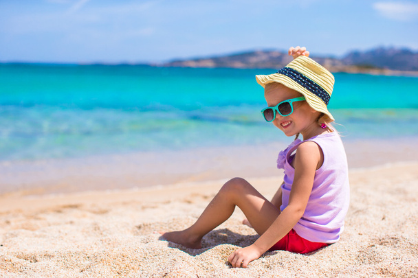 Suloinen pieni tyttö valkoisella rannalla trooppisen loman aikana
 - Valokuva, kuva