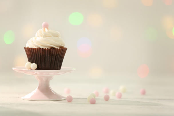 Chocolate cupcake on blurred background - Foto, imagen