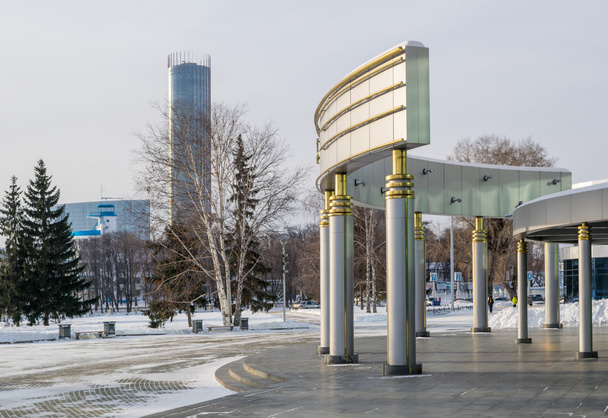 Grupo de entrada al teatro Kosmos y al paisaje urbano en invierno
 - Foto, Imagen
