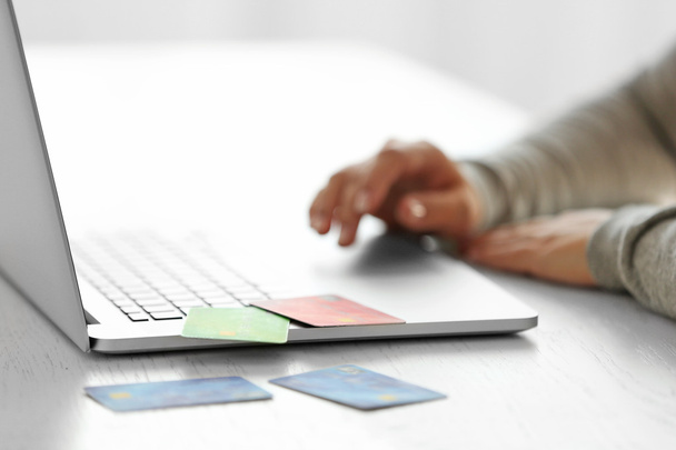 Koncepcja E-commerce. Kobieta z karty kredytowej i laptop, z bliska - Zdjęcie, obraz