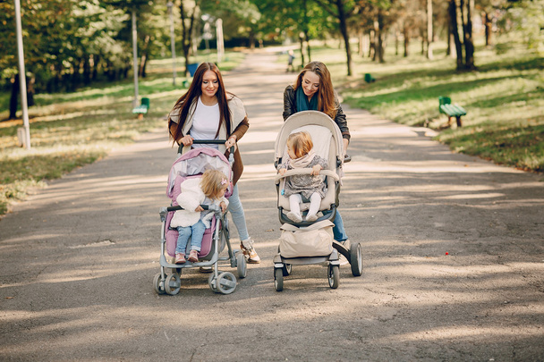 családi séta a parkban - Fotó, kép