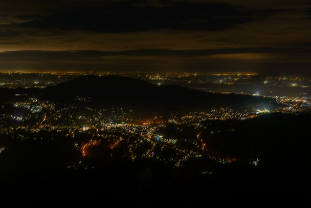 Baden-Baden la nuit. Vue aérienne étincelante du centre-ville. Bâtiments éclairés et ciel bleu profond
. - Photo, image