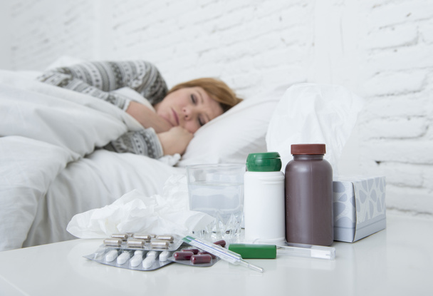  donna malata sentirsi male sdraiata sul letto che soffre di mal di testa inverno raffreddore e virus influenzale avere farmaci
 - Foto, immagini