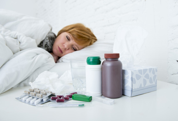  donna malata sentirsi male sdraiata sul letto che soffre di mal di testa inverno raffreddore e virus influenzale avere farmaci
 - Foto, immagini