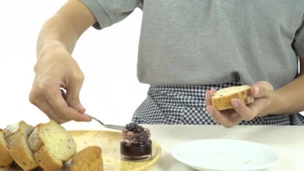 Διάδοση μαρμελάδα στο ψωμί, μπαγκέτα - Πλάνα, βίντεο