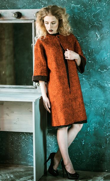 fashionable woman dressed in a red coat - Fotoğraf, Görsel
