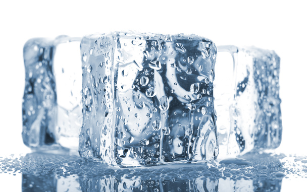 Tre cubetti di ghiaccio con gocce d'acqua
 - Foto, immagini