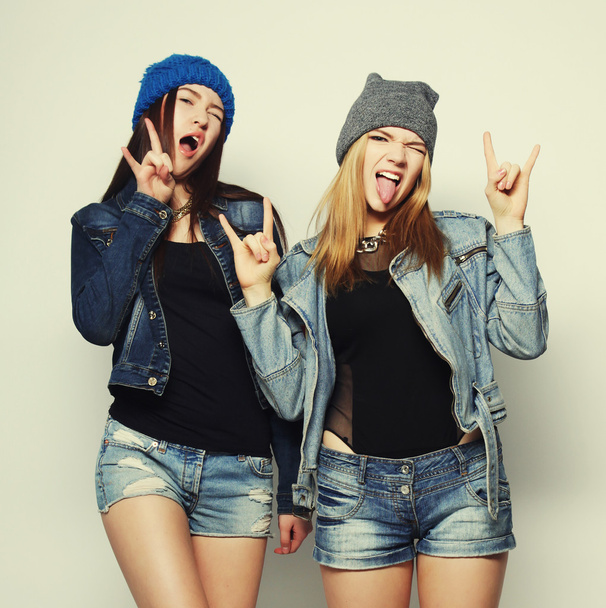 Two young girl hipster friends standing together - Foto, Imagen