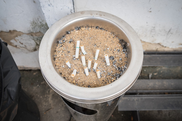 Sigarettenpeuken gestapeld - Foto, afbeelding