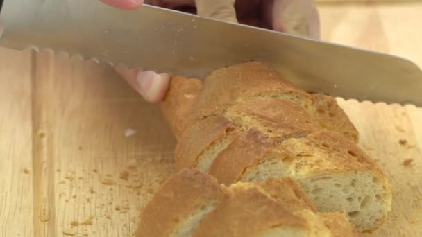 Rebanando baguette en la tabla de cortar, lento
 - Metraje, vídeo