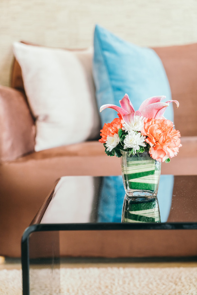 Flower vase on table - Foto, Imagem