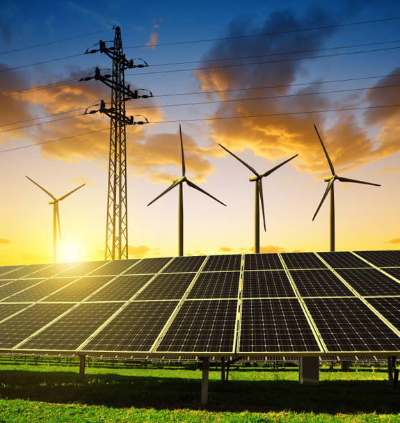 Solární panely, větrné turbíny a elektřiny pylonu při západu slunce. - Fotografie, Obrázek