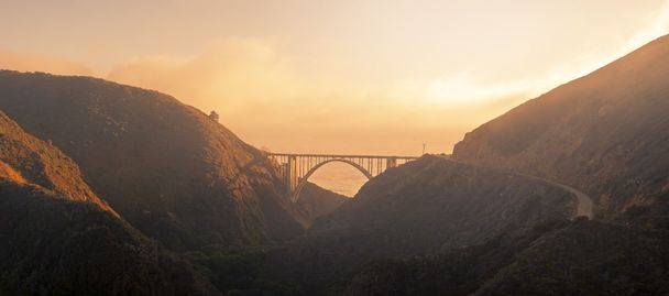 Panorama na most na trasie Pacific coast highway 101 - Zdjęcie, obraz