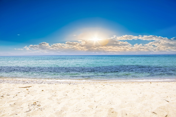 Krásná písečná pláž slunečného počasí na Sardinii. - Fotografie, Obrázek