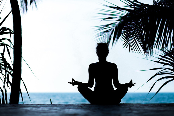 Siluetti nainen meditointi
 - Valokuva, kuva