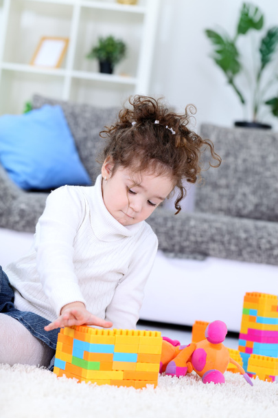 Little girl playing with toy blocks - Фото, зображення