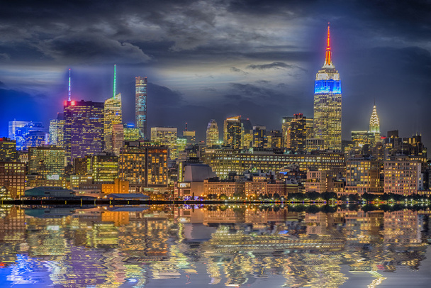 skyline Manhattan iluminado à noite, Nova York, EUA
 - Foto, Imagem