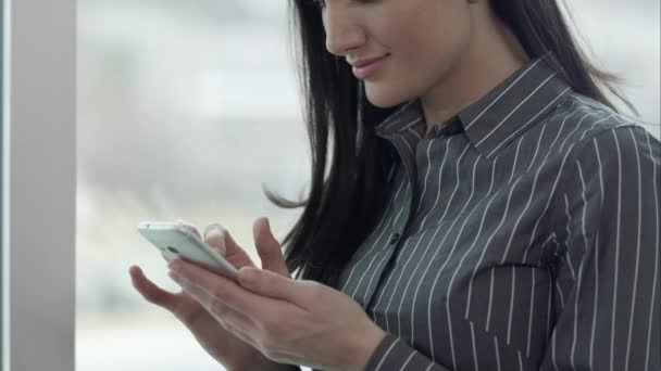 Woman using smartphone. - Video, Çekim