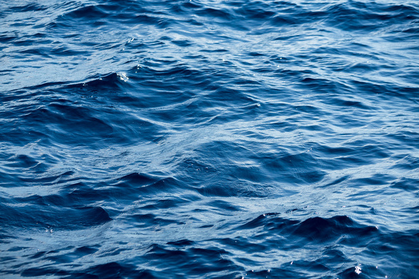 Blaue Meeresoberfläche und Wellen - Foto, Bild